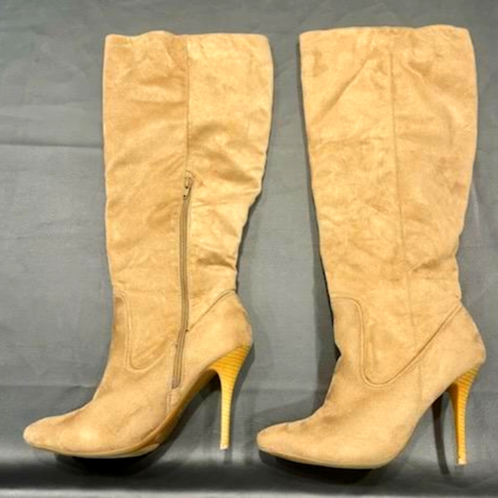 Tan suede boots size 10. Very cute!!